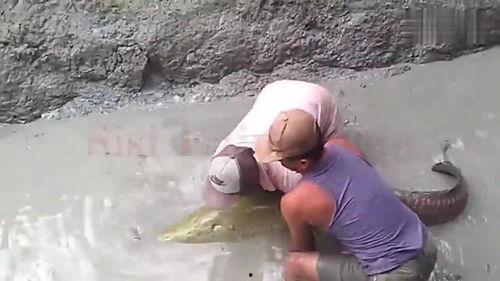 吃瓜群众围观的人真多,吃瓜群众围观的热闹现场