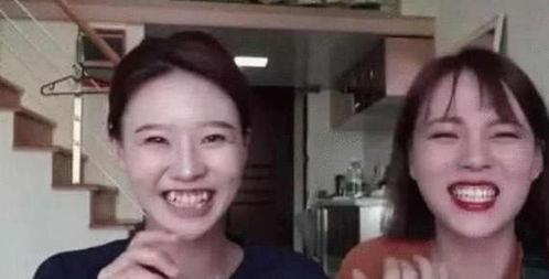 吃瓜群众两个女生是真的吗,两位女生的真实关系大揭秘