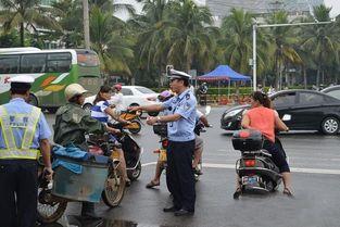 海南交警安排吃瓜群众,共赏夏日交通安全盛宴